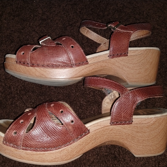 Dansko Size 10(40) Sandals - Picture 4 of 6